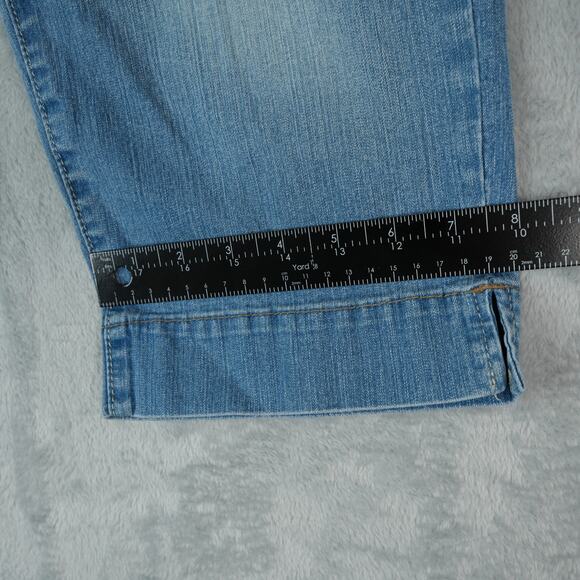 Bandolino Blu Jeans Capris Womens 8 Blue Midrise Light Wash Stretch 16.5" Inseam - Picture 9 of 11